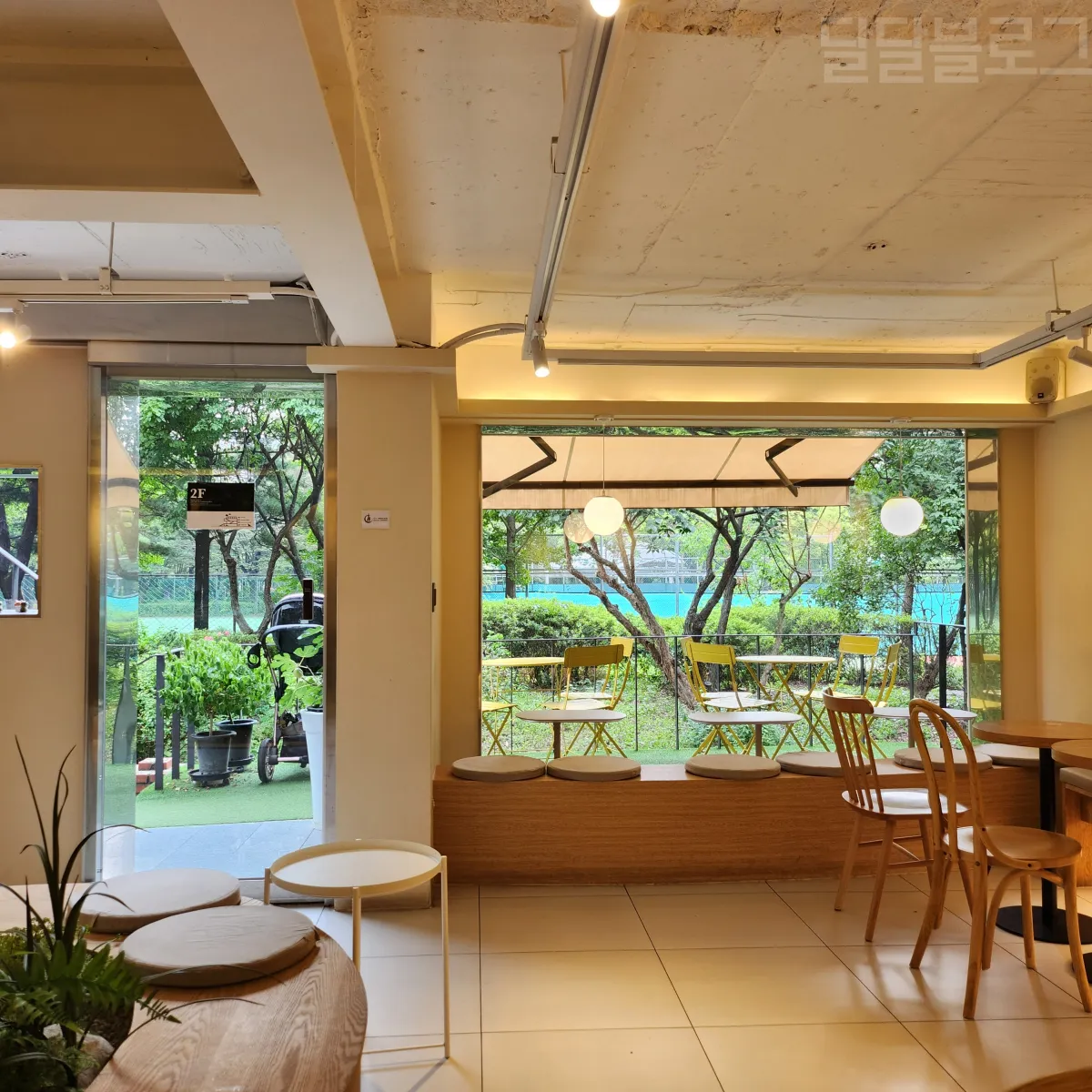 성수-서울숲-포레스트-카페-내부