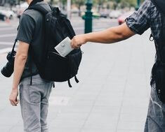 지갑을-잃어버리는-꿈-가방에서-지갑을-빼내는