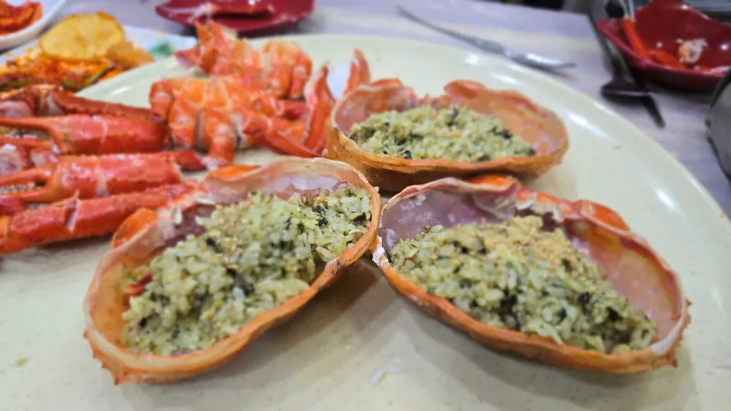 게딱지에 담아져 있는 대게 볶음밥 모습