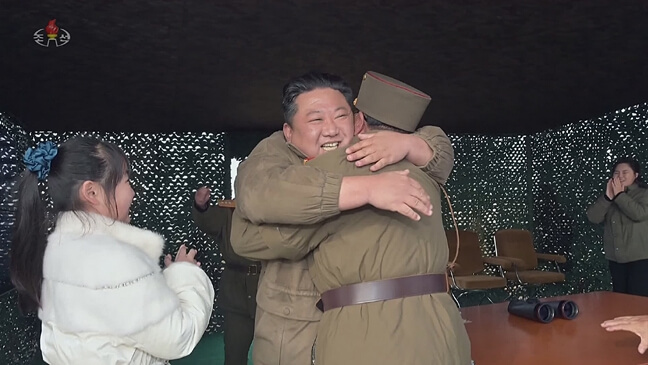 서로안고있는남성의모습-어린여성아이의모습