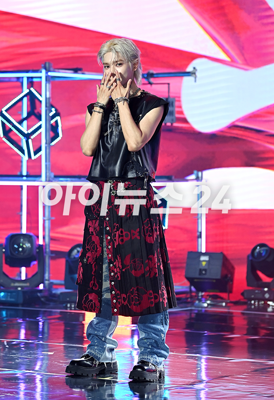 &gt;NCT 멤버 태용이 5일 오후 서울 강남구 논현동 SJ쿤스트할레에서 열린 첫 번째 미니앨범 &#39;SHALALA (샤랼라) 발매 기념 미디어 쇼케이스에서 타이틀곡 &#39;샤랼라&#39; 무대를 선보이고 있다. [사진=곽영래 기자]