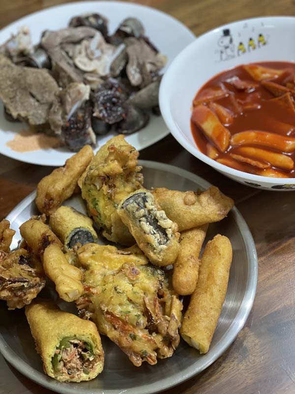 튀김 순대 떡볶이를 플레이팅했다