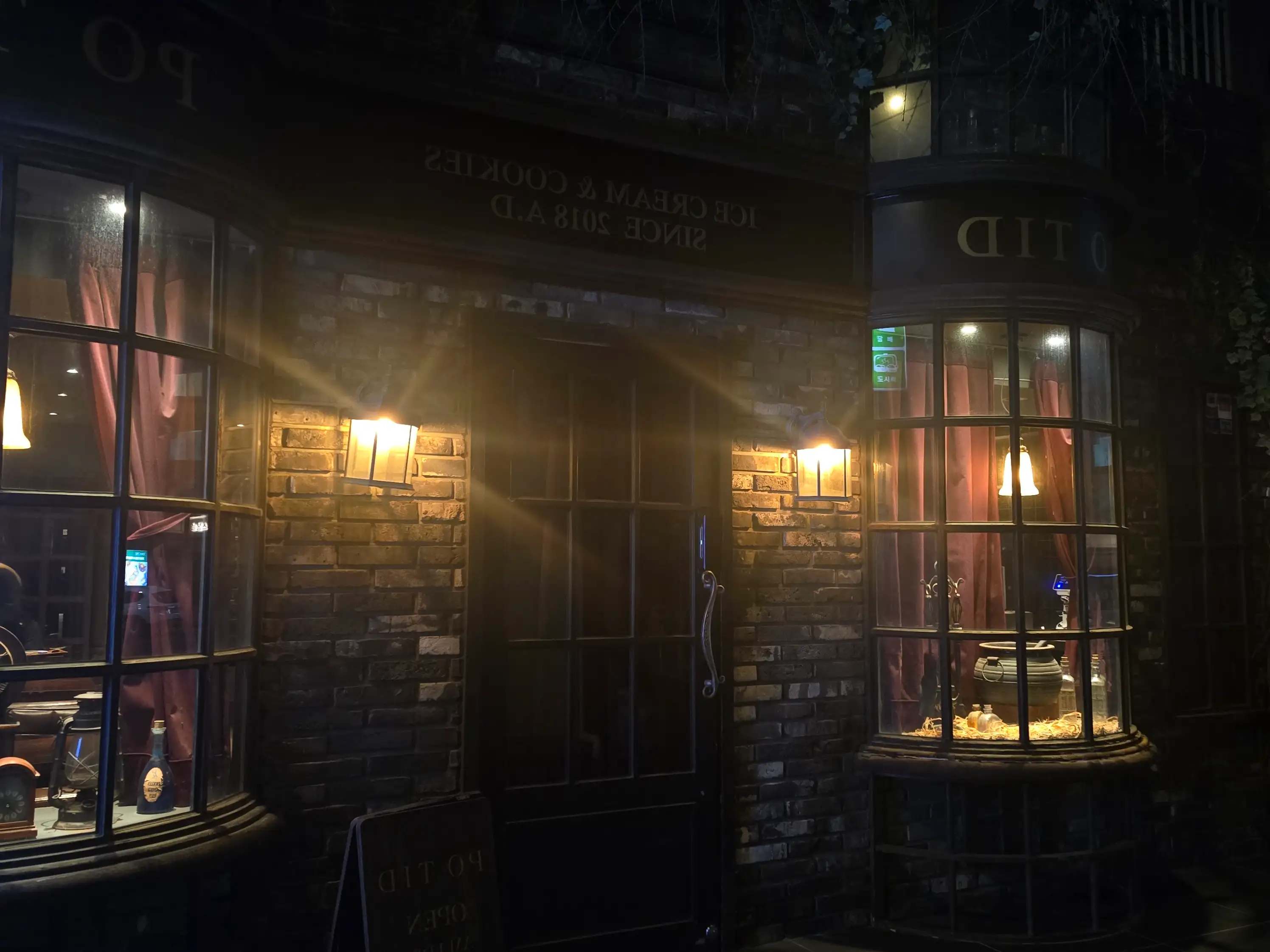 신촌 명물길에 위치한 포티드카페의 독특하고 고풍스러운 외관, 밤하늘 아래 조명이 빛나고 있다