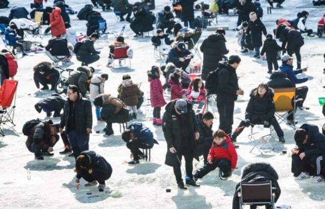 안동 암산얼음축제, 썰매, 빙어낚시, 송어잡기, 자연 그대로의 아름다움을 간직한 안동 암산에서 개최되었습니다.