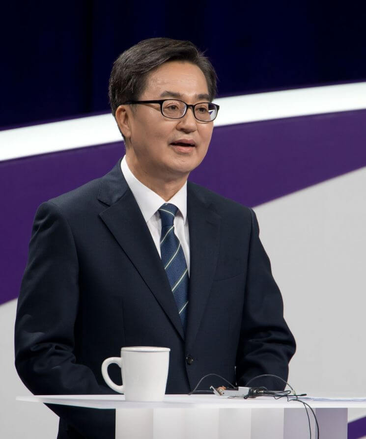 첫 토론서 드러난 공약 차이…민주당 경선, 본격 승부 돌입