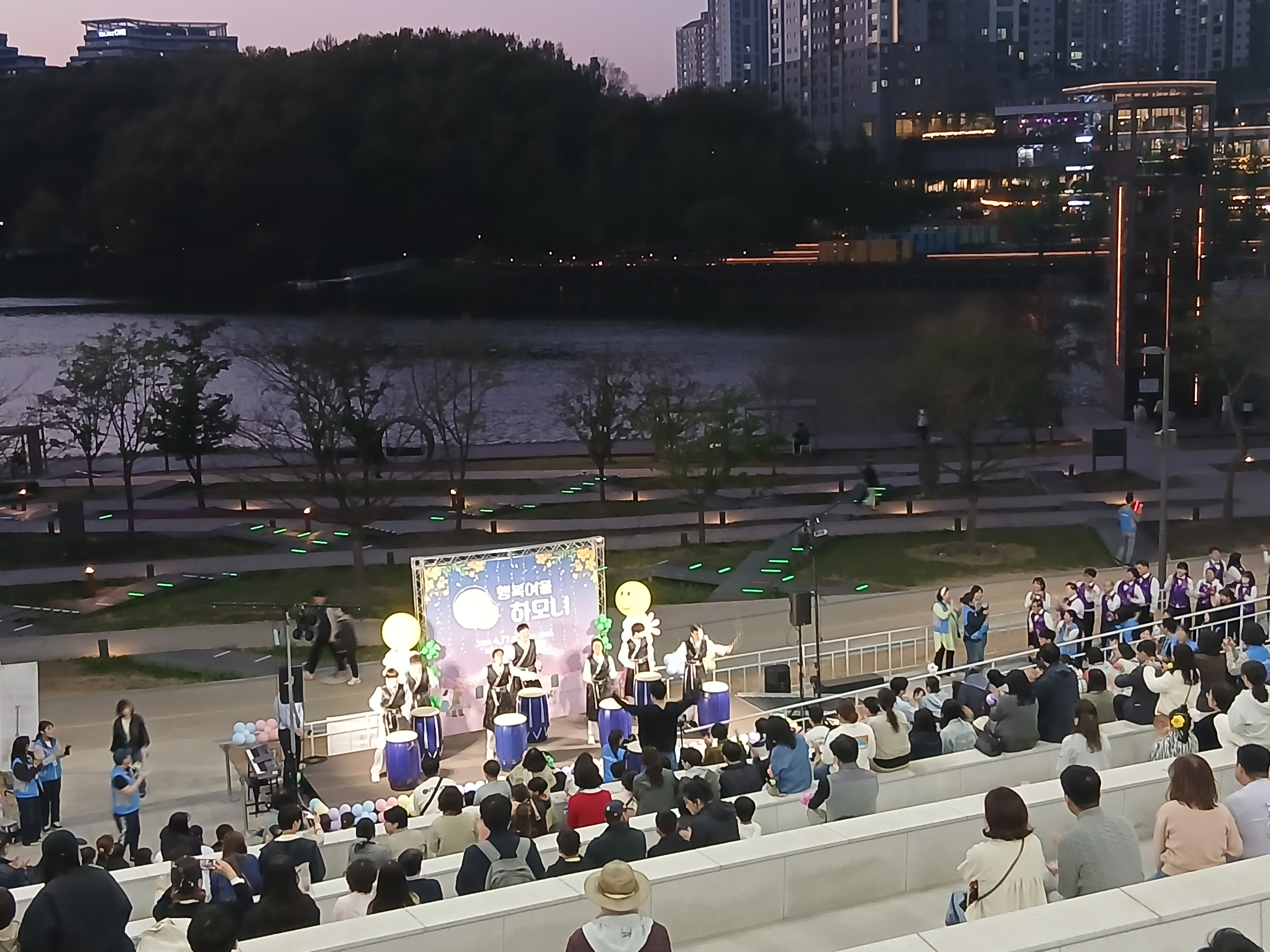 동탄 호수공원 야외 공연 관객과 무대 분위기 모습