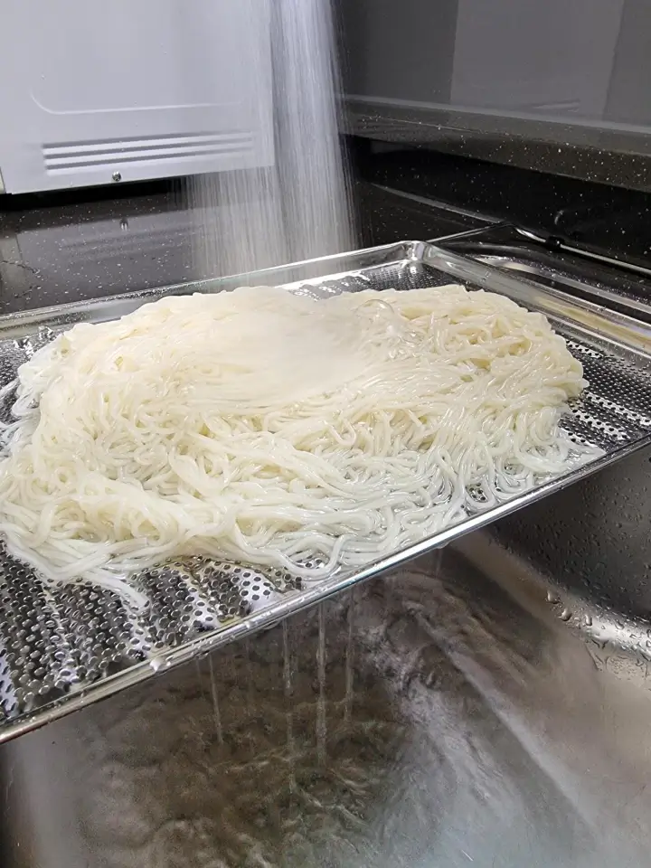 찬물에 소면씻기