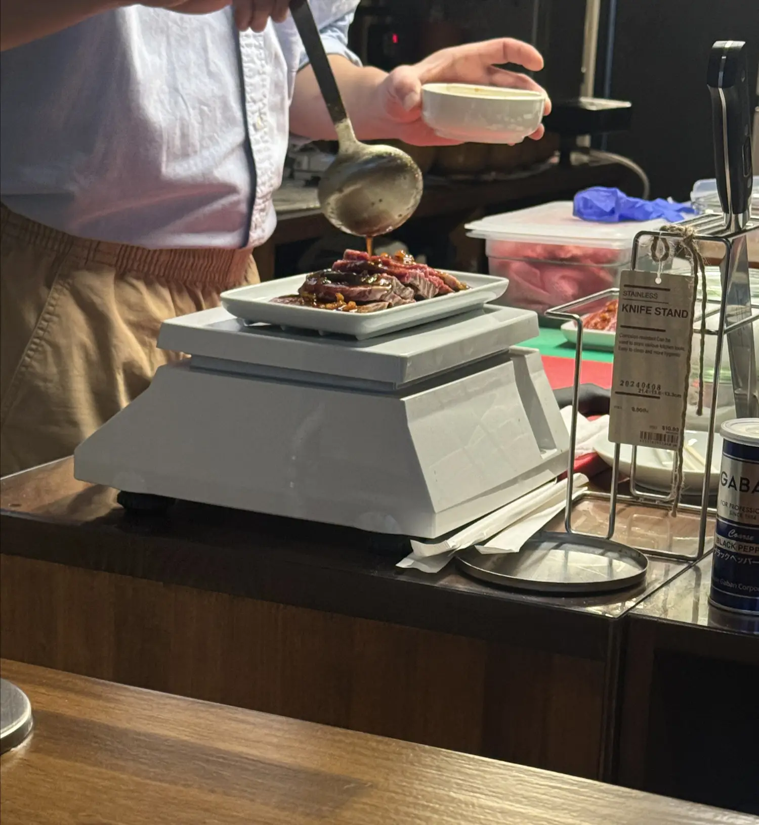 사장님이 고기를 준비해주시는 모습