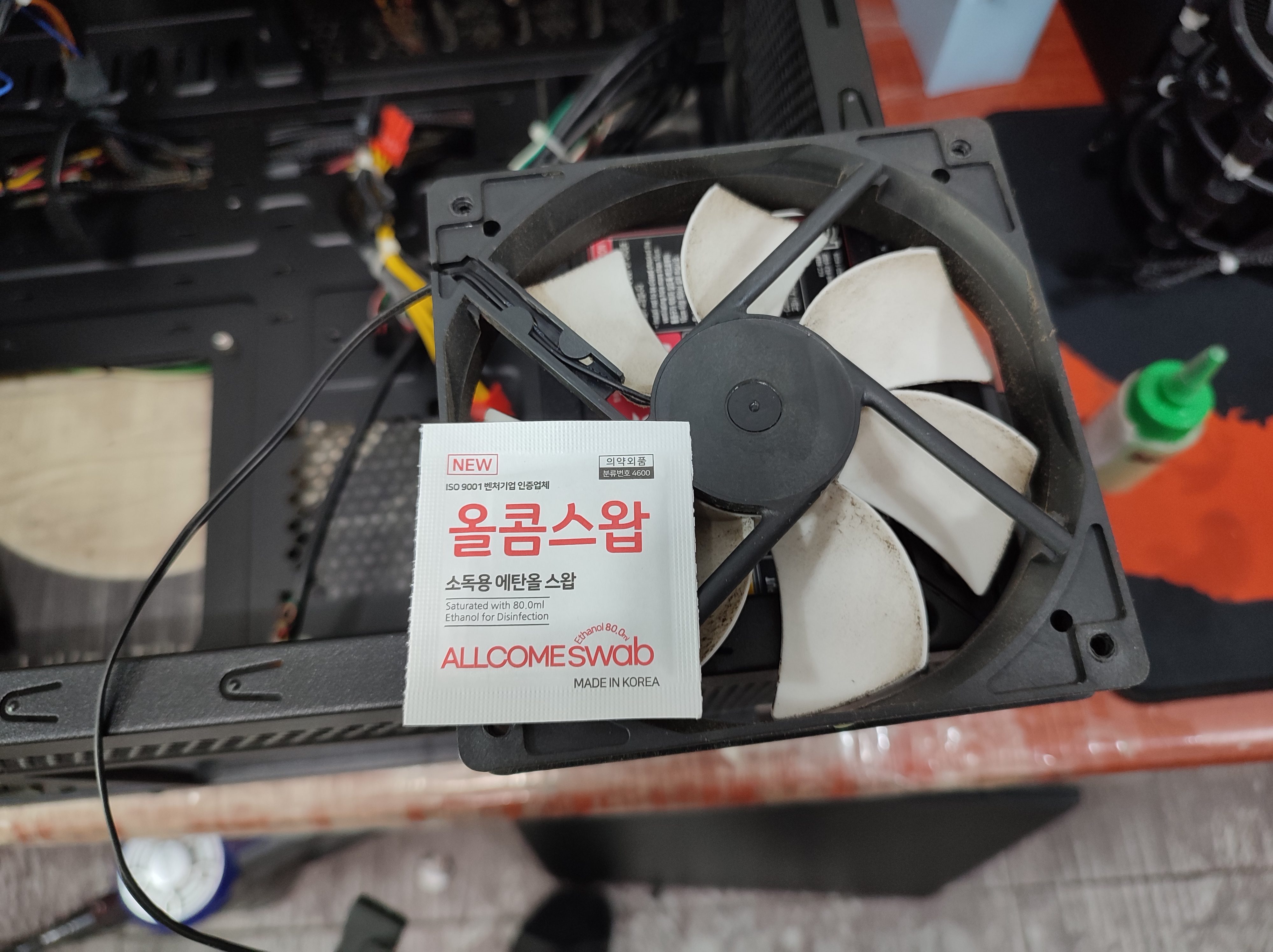 알콤솜으로 기름을 제거하고 있습니다.