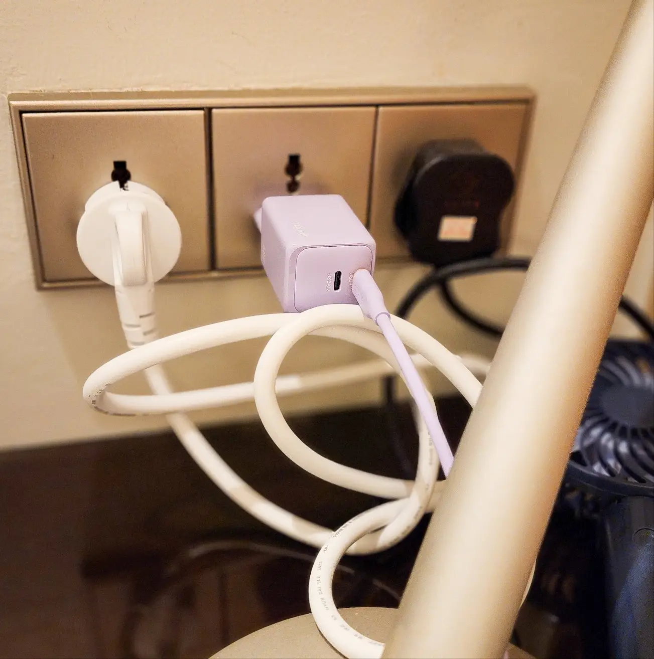 객실내부-220콘센트에-멀티탭과-휴대폰어뎁터-꽂아둔-사진