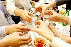 지인을-만나-반갑게-소주잔으로-건배하는-모습