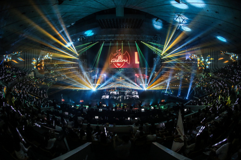 e스포츠 경기장 많은 관중이 경기 중계를 바라보고 있다