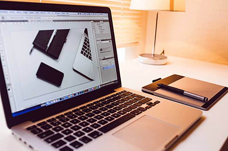 아늑한-작업공간에서-맥북을-사용하는-모습