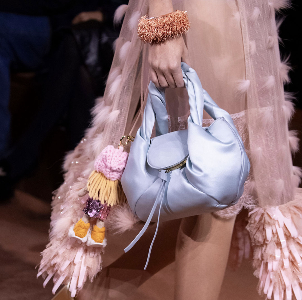 송혜교, 펜디 신상 스파이백으로 완성한 테토녀 스타일