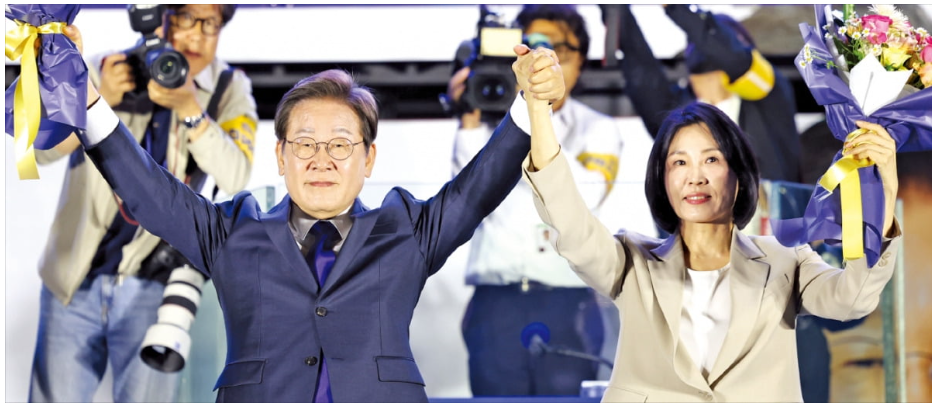 이재명 대통령과 김혜경여사가 손을 잡고 만세를 하고 있는 사진