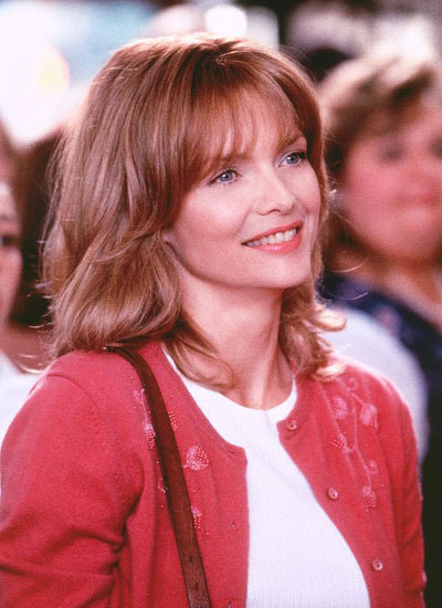 빨간색가디건을입고있는미셸파이퍼