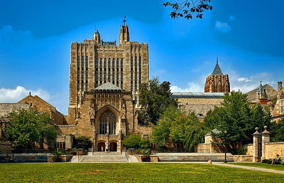 미국 대학교 건물이다. 벽면이 연갈색으로 고풍적인 분위기를 풍긴다.