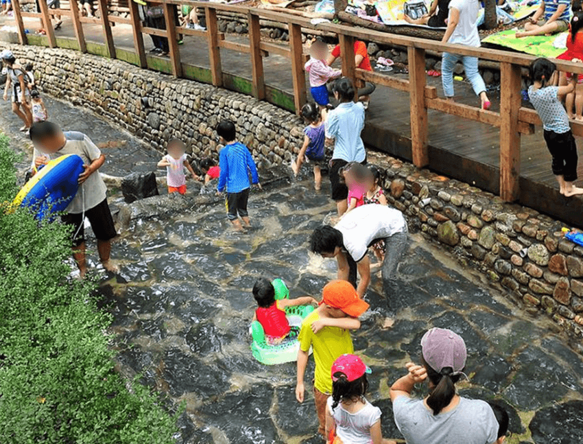 계곡-장수산-물놀이하는아이들-튜브낀아이