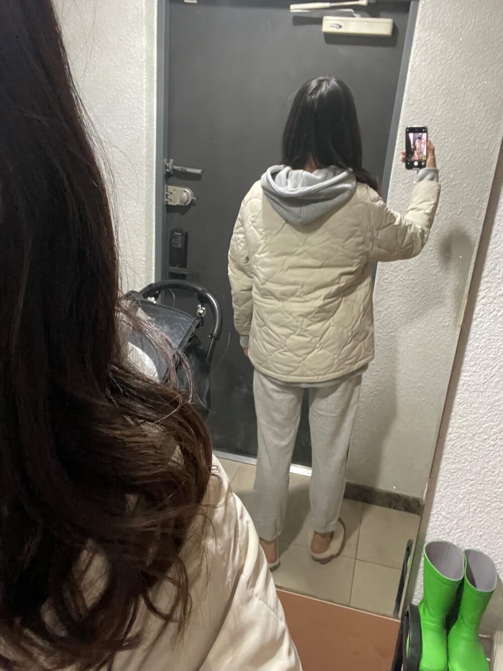 지오다노-어니언-퀄팅-스트링-하프-자켓-착용-뒷모습