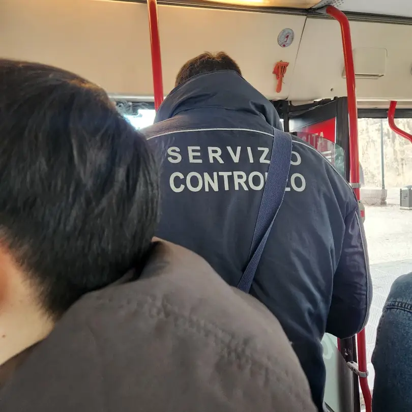 표검사하는-남자