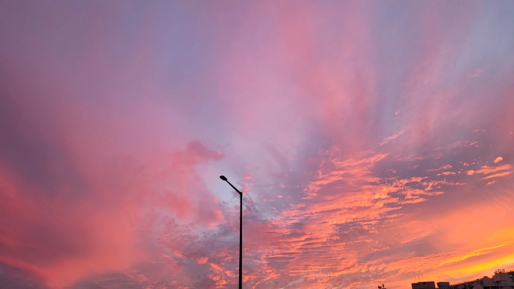 오로라같은 모습의 분홍빛 저녁노을