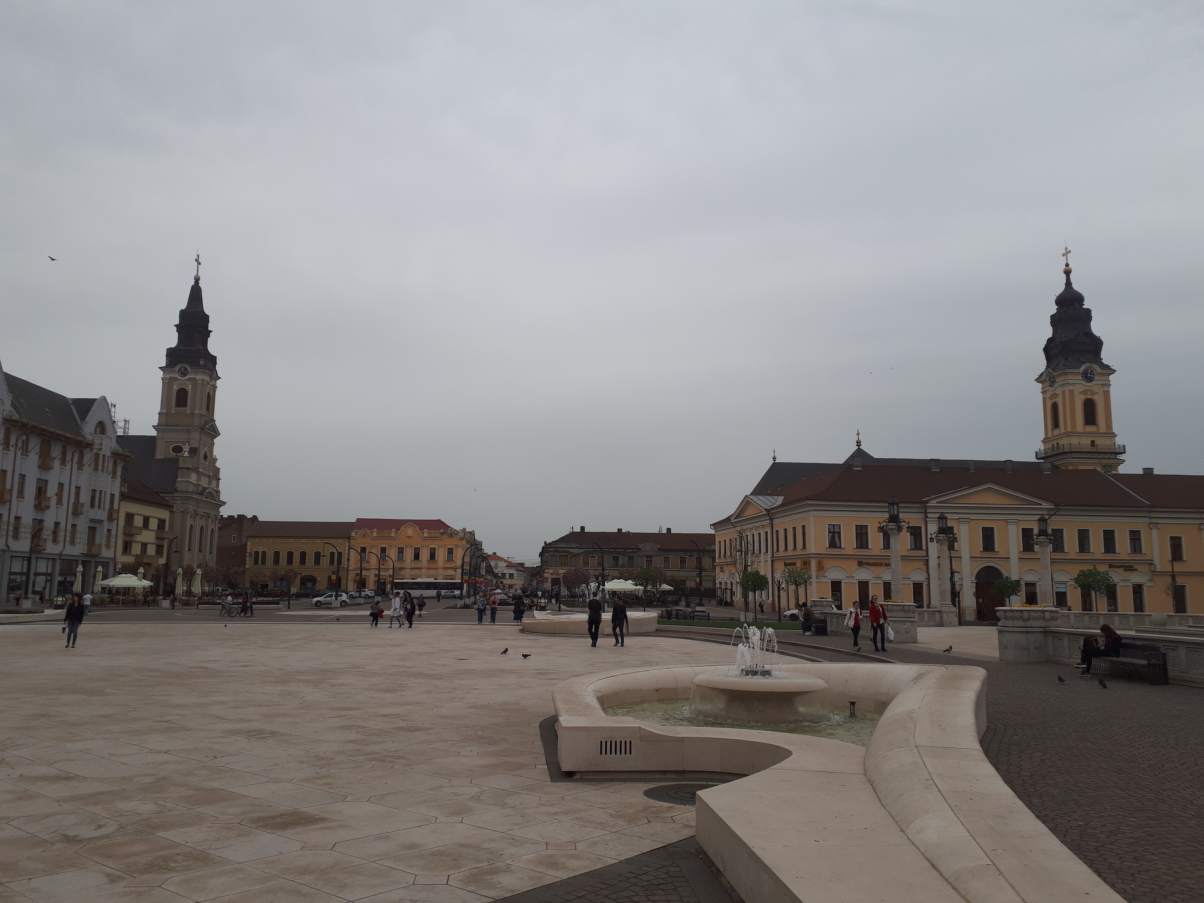 루마니아 오라데아 블랙 이글 궁전 유니리 광장과 사람들