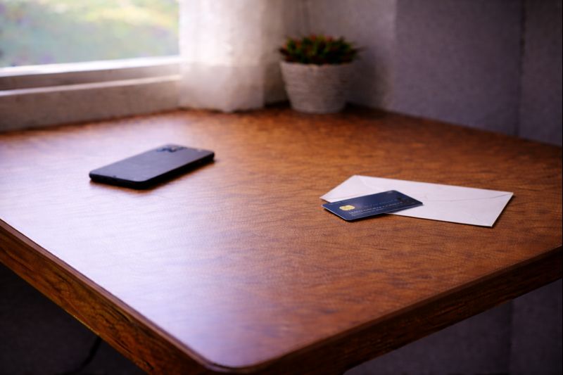 고정지출을 인식하고도 바로 손대지 않은 상태를 보여주는 책상 위 풍경