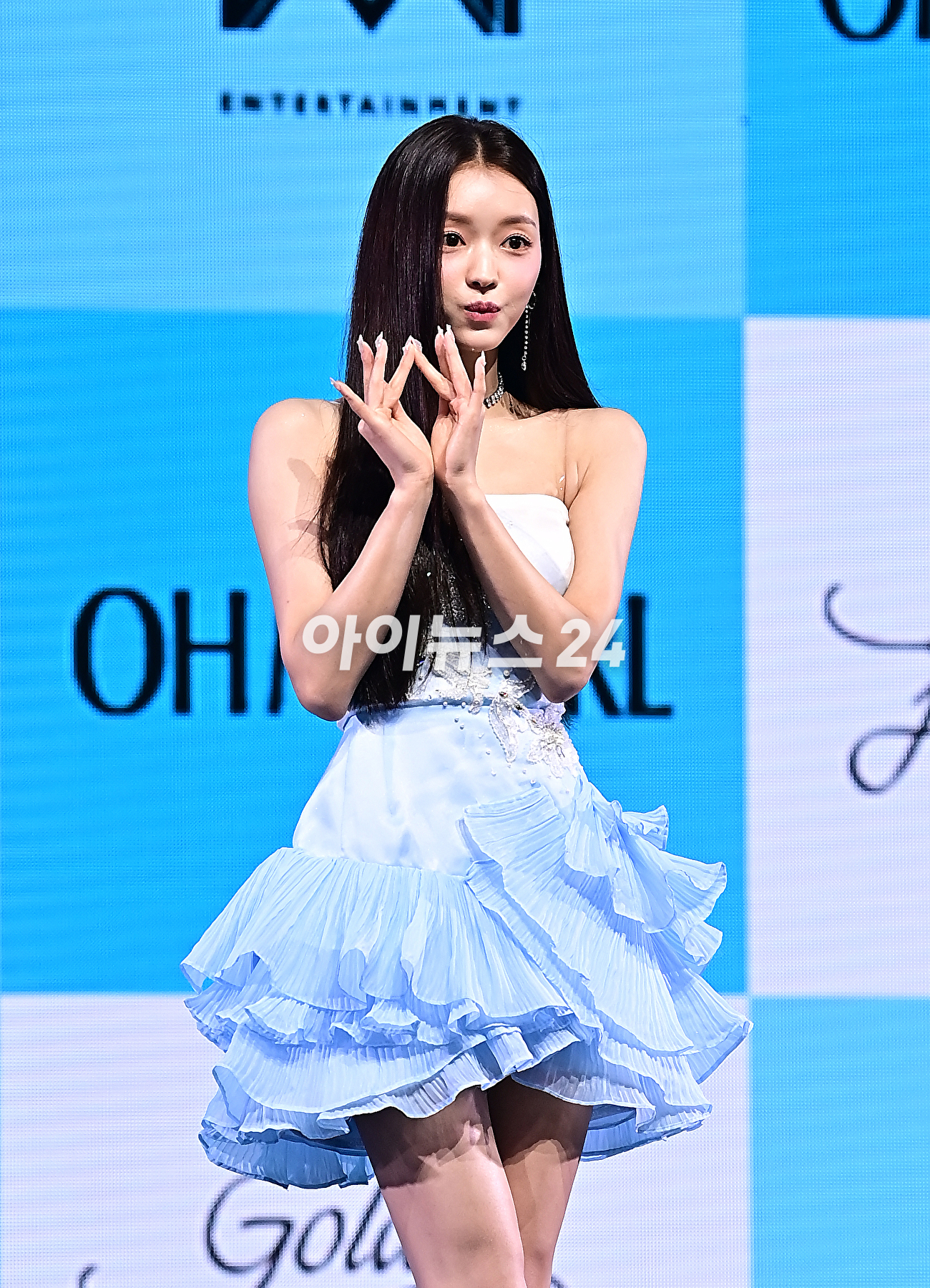 그룹 오마이걸 유아가 24일 오후 서울 광진구 예스24라이브홀에서 진행된 아홉 번째 미니 앨범 &#39;골든 아워글래스&#39;(Golden Hourglass) 발매 기념 쇼케이스에서 포토타임을 갖고 있다. [사진=곽영래 기자]