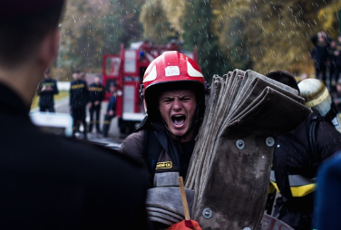 훈련중인 소방관 사진