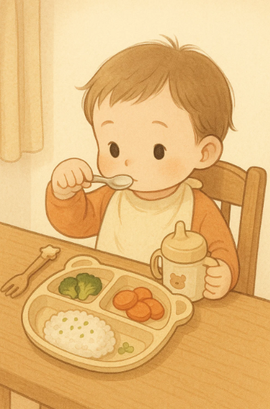 입이 짧은 아이가 식판 앞에서 조심스럽게 음식을 한 입 먹는 장면