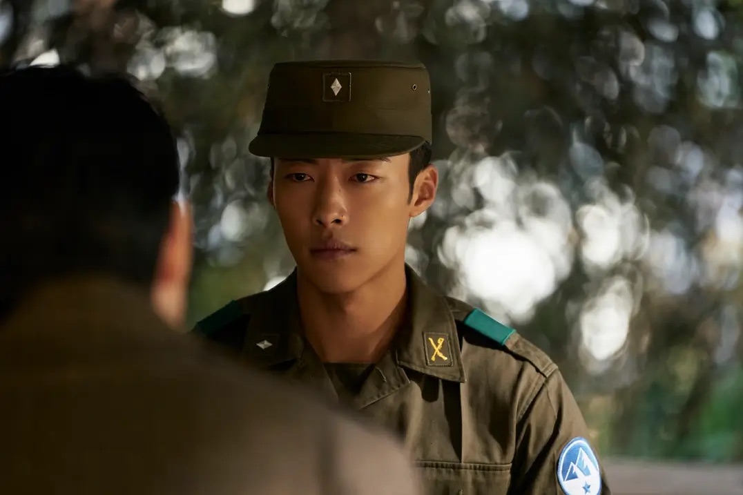 군복 입은 백기현이 장건영 검사를 쳐다보는 모습