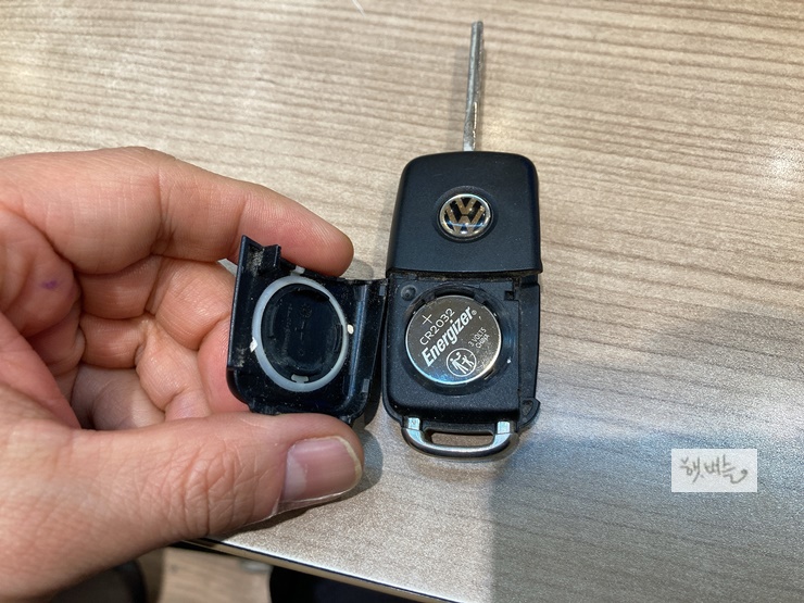 폭스바겐 차량 리모컨 전지 교환 방법