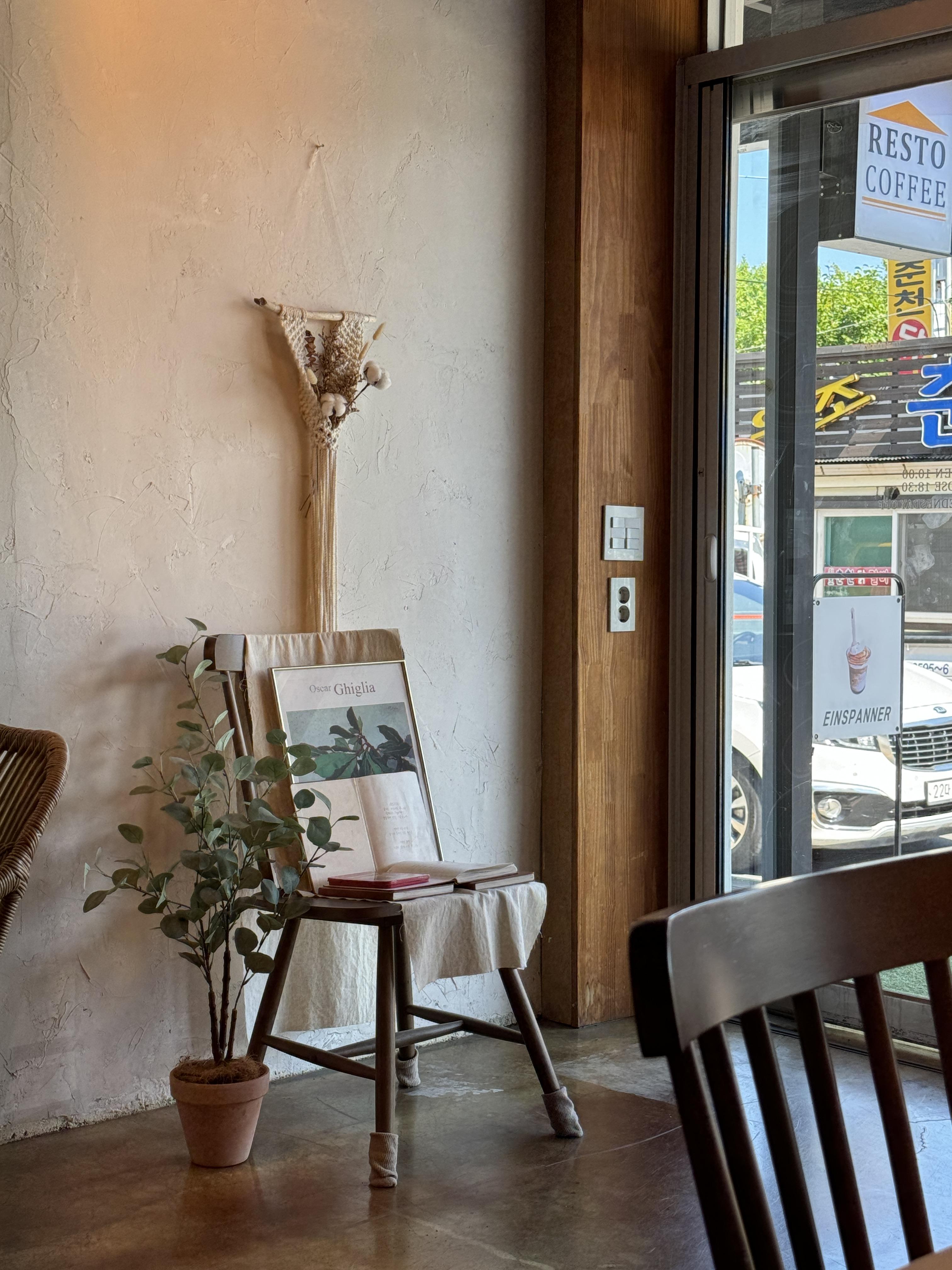 강원도-속초-레스토커피-입구-인테리어