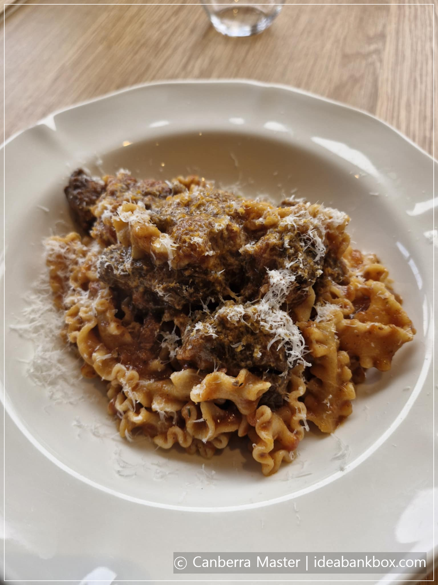 마팔디네 (소고기 뺨과 스타우트 라구, 겨자잎, 파르미지아노)