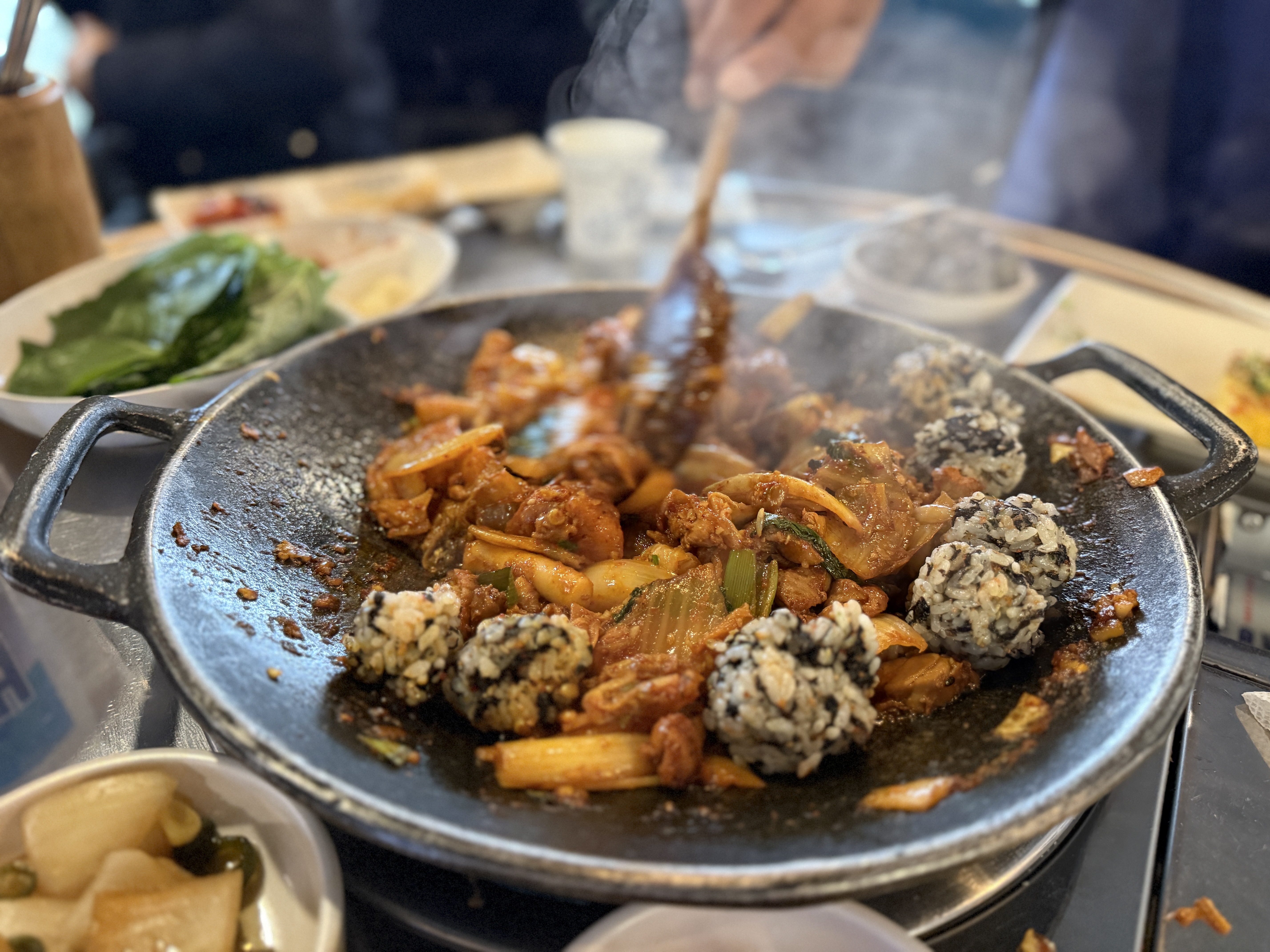 철판 위에 셀프 주먹밥을 올려주면 볶음밥 맛까지 더해진다