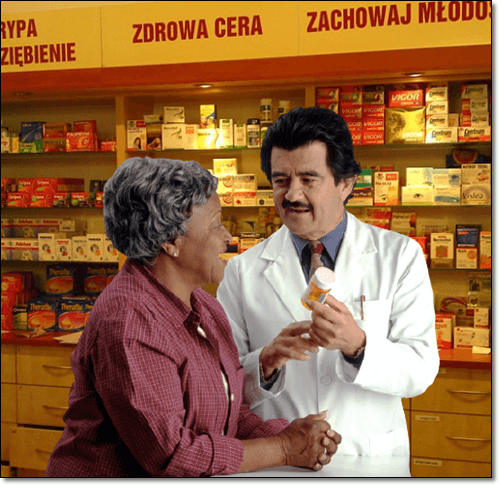 노인에게 DHEA 설명하는 약사