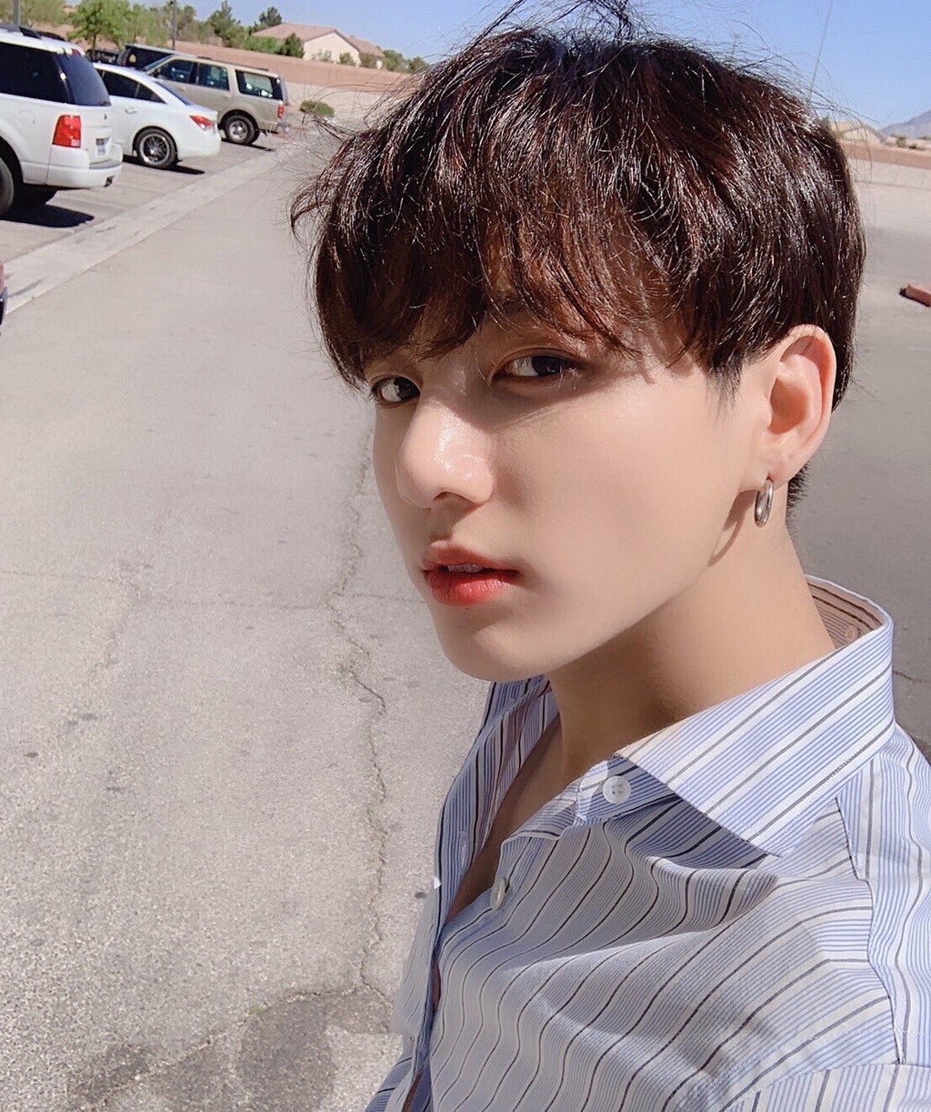 카메라를 바라보며 사진을 찍고 있는 bts 멤버 정국