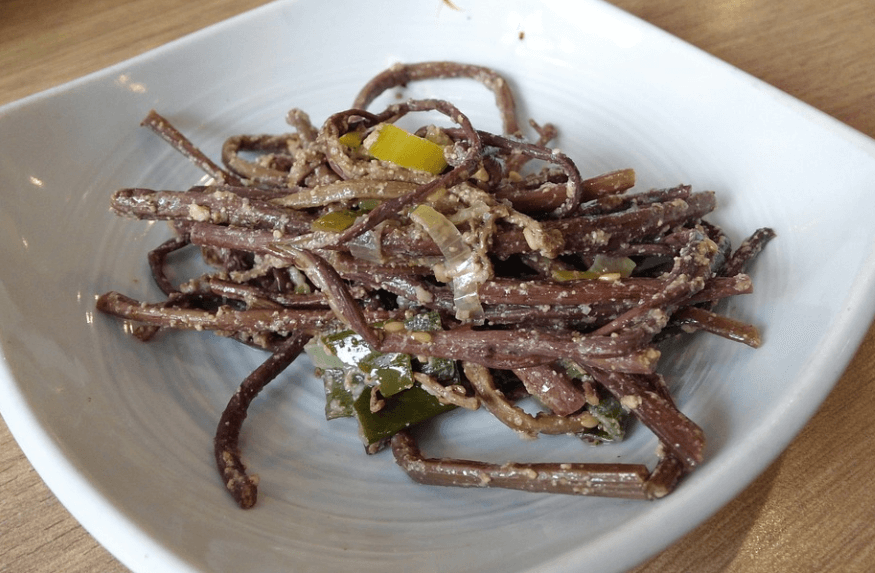 고사리 효능을 보기 위해 고사리 무침을 만들어 흰 접시에 담아 놓았다