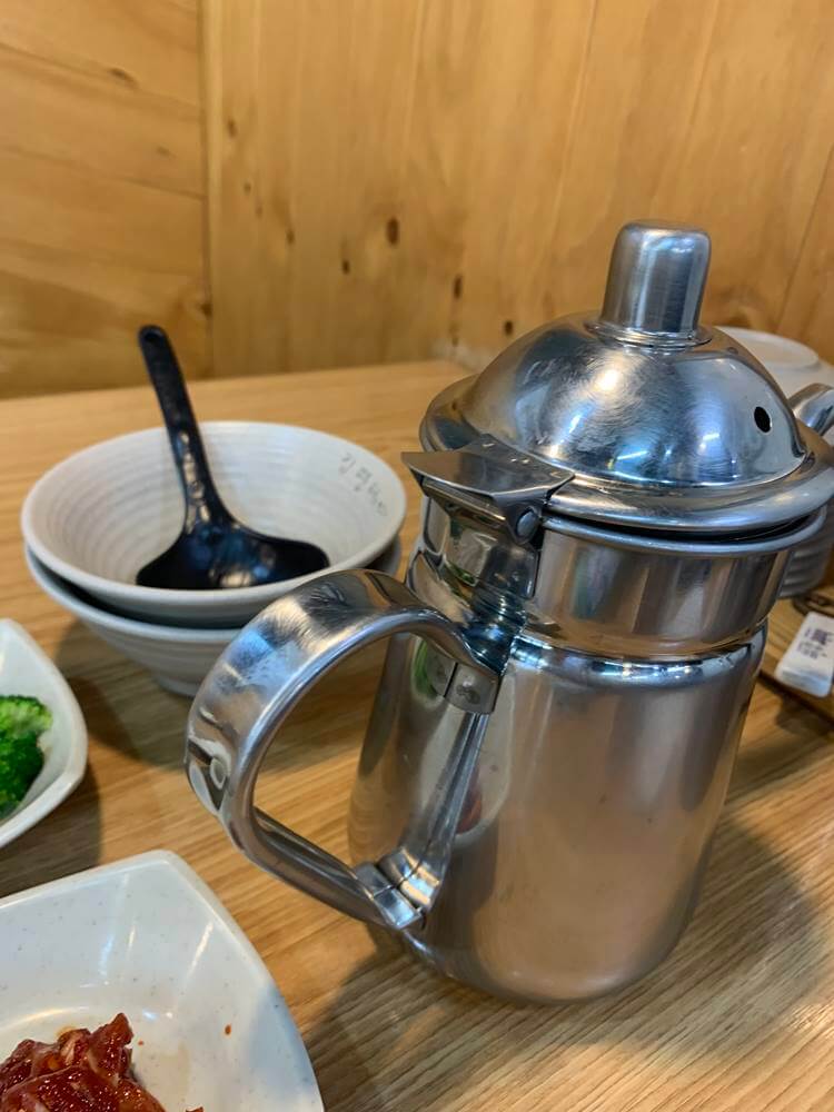 밥을 덜어먹는 그릇, 국자와 숭늉 만들어 먹는 물이 담긴 주전자