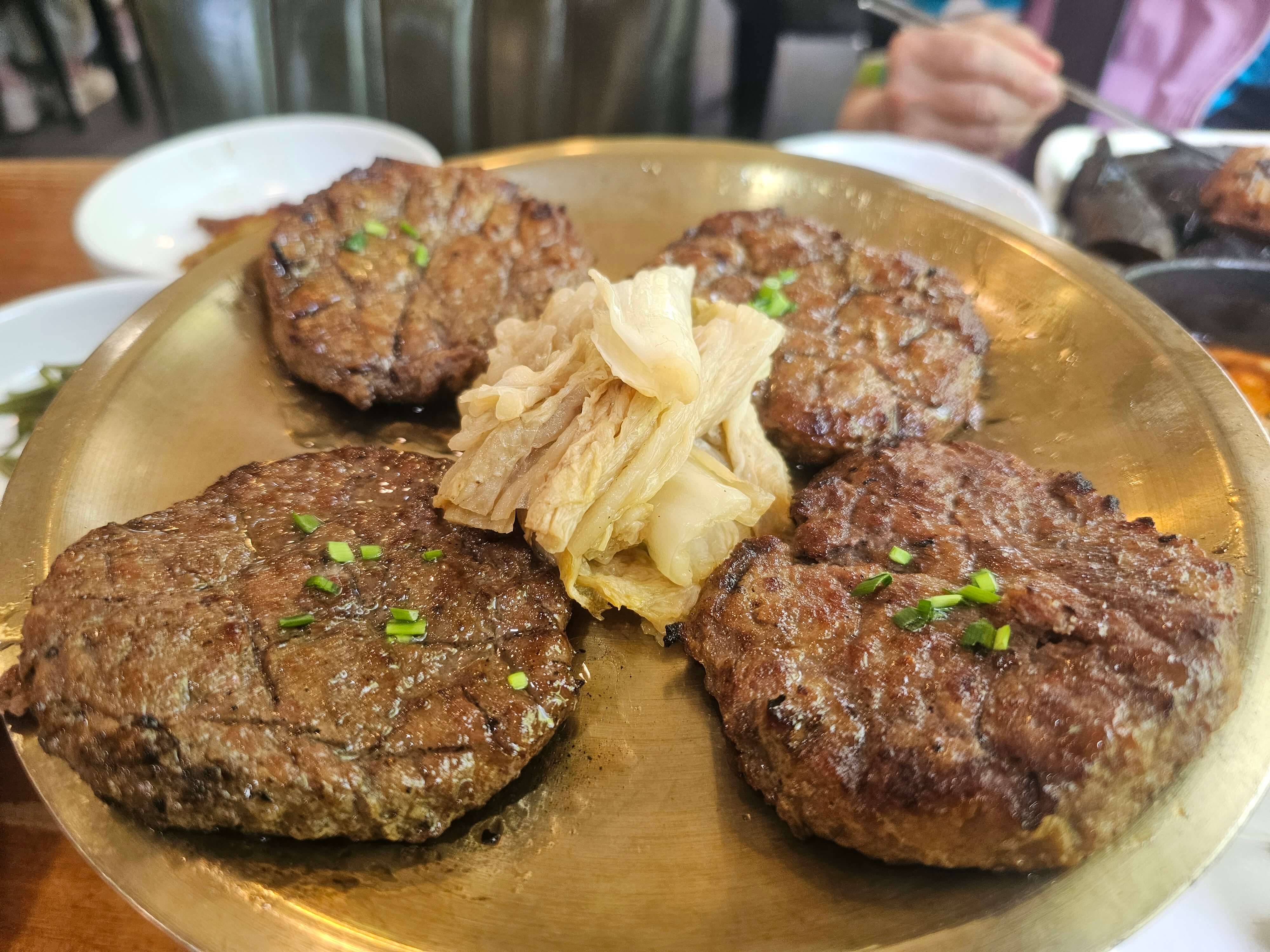 떡갈비가 쟁반위에 놓여져있고 그위에 묵은지 백김치가 올라가 있네요