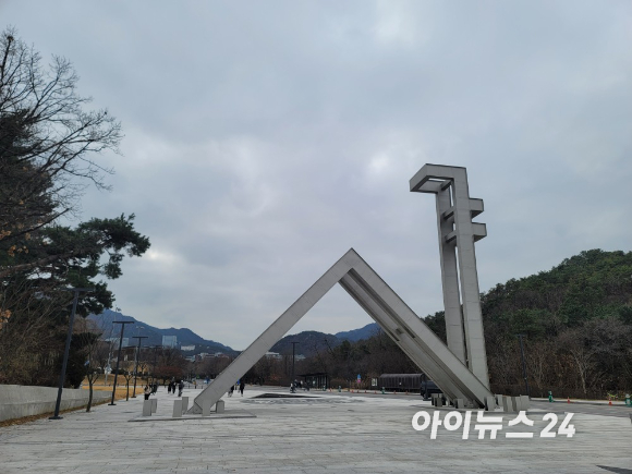 서울대 &middot;숙명여대 등 주요 대학의 음악대학 입시 비리를 수사 중인 경찰이 수사 대상을 확대하고 있다. 위 사진은 서울대학교 정문 앞. [사진=아이뉴스24 포토DB]