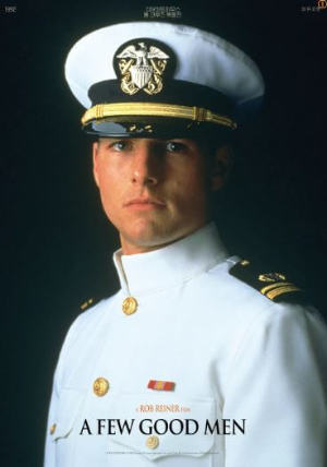 하얀색 해군 제복을 입은 남자가 있다.