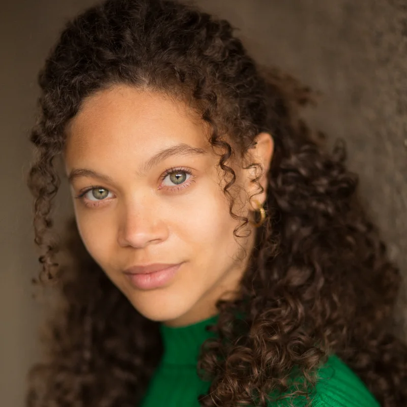 댐즐에서 빅토리아 공주 역의 니콜 조셉