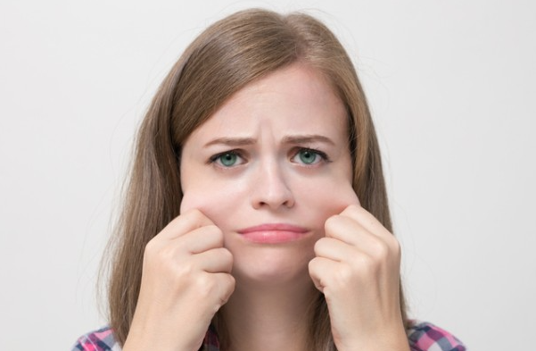 안면마비와틱장애 구분법