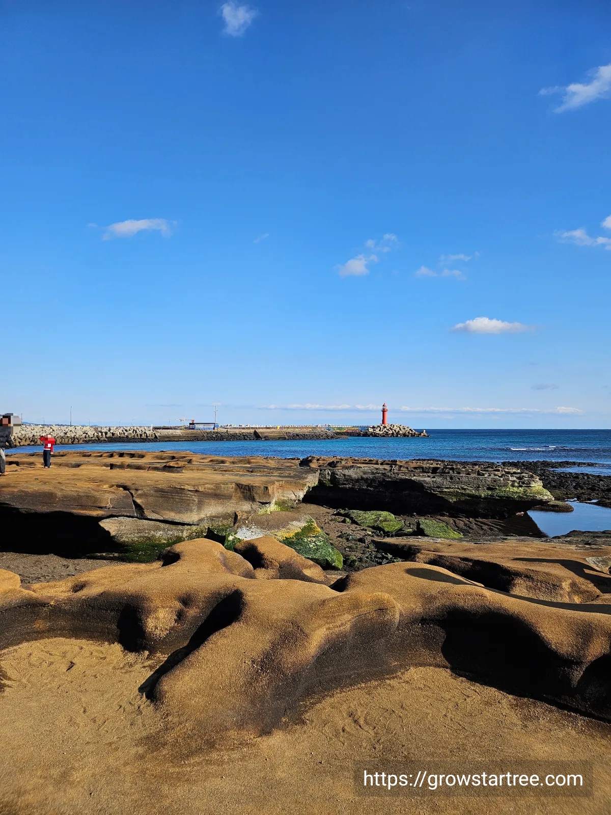 사계해변 등대와 화산석