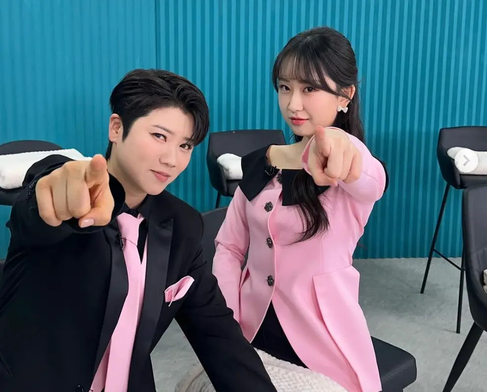 한일가왕전- 검은 쟈켓을 입은 왼쪽 마이진과 분홍자켓을 입고 정면을 바라보는 전유진