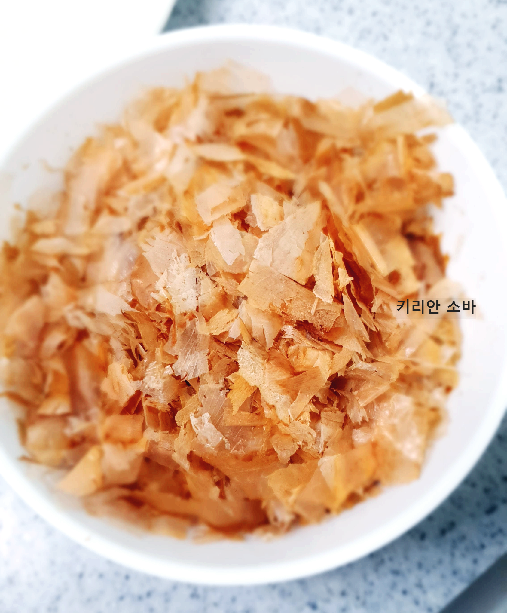 그릇에 담긴 가쓰오부시, 육수를 끓이려고 준비하고 있습니다.