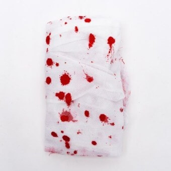 피가-여러군데-묻어있는-붕대