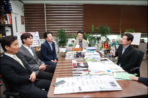 이상일 용인특례시장(오른쪽 첫번째)이 지난 6월 19일 시장실에서 김진형 단장(왼쪽 첫번째)과 이동국 테크니컬디렉터(왼쪽 두번째)와 용인FC(가칭) 운영 방안을 논의하는 모습