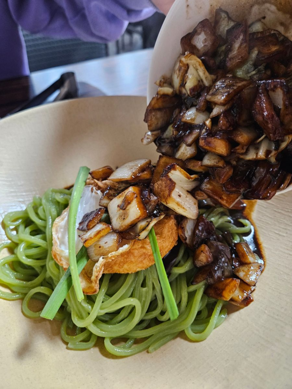 금문도 간짜장 재료넣다